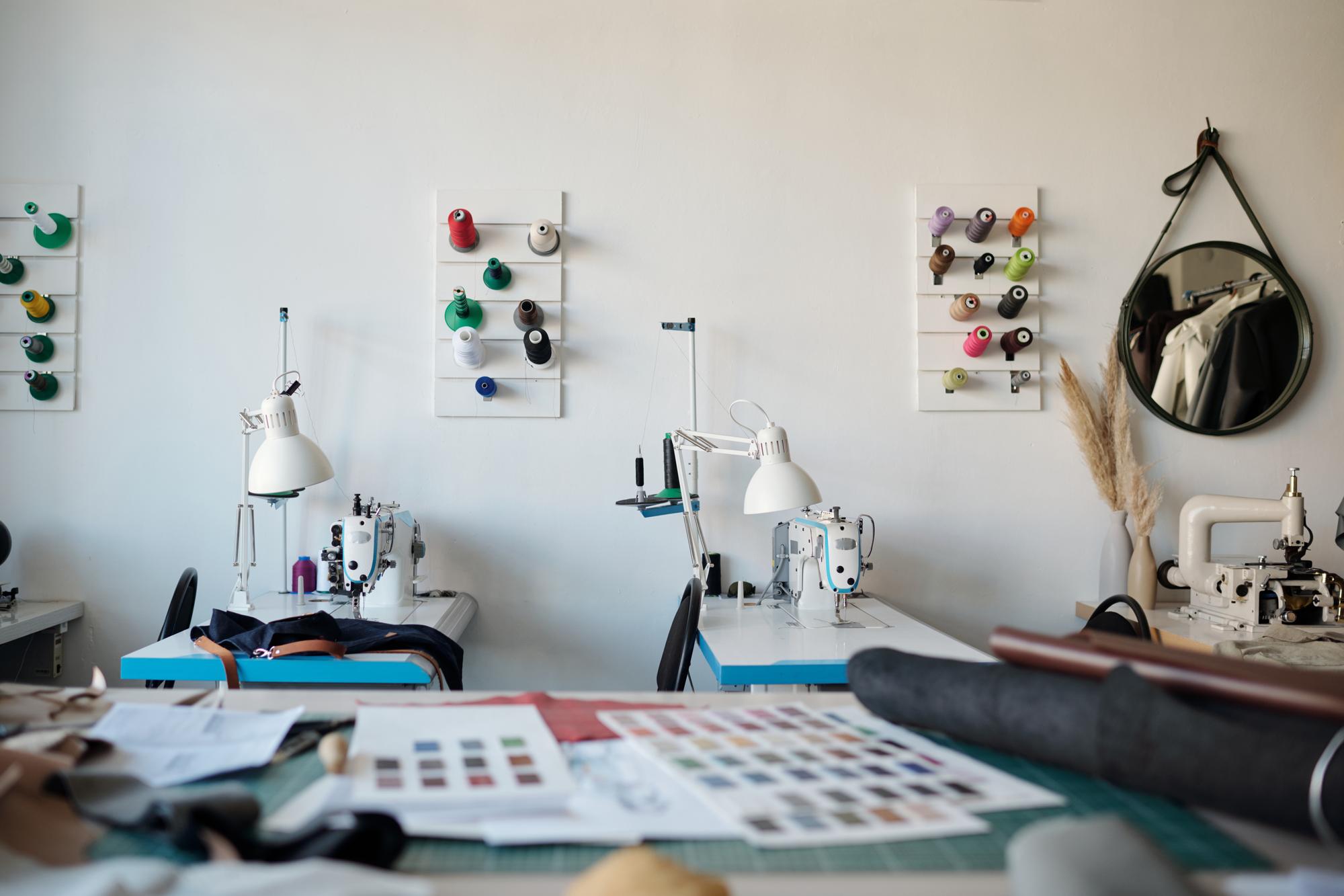 atelier z maszynami do haftu i wzorami